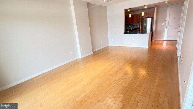 Building Photo - 5750 Bou Ave
