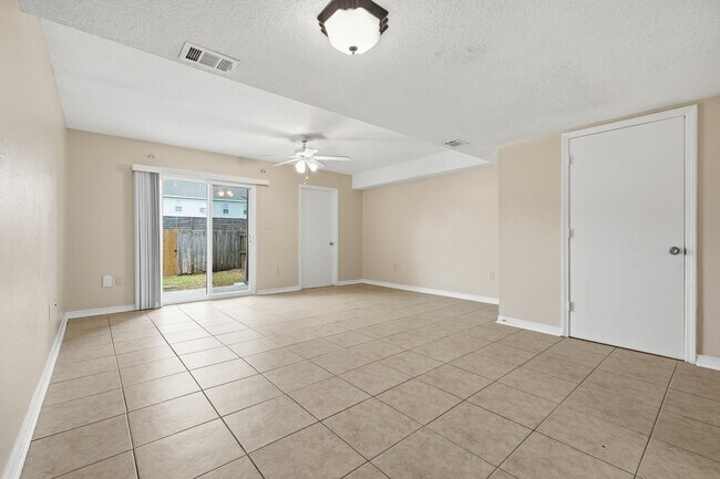 Building Photo - 1807 Whispering Oaks Ln