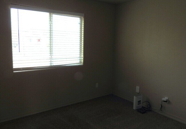 Building Photo - Beautiful Solar-Powered 3-Bedroom Home in the Heart of Kingman