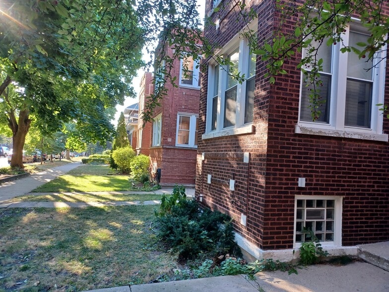 Building & neighborhood - 2710 W Giddings St