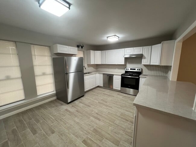 Building Photo - 1110 Falcon Dr