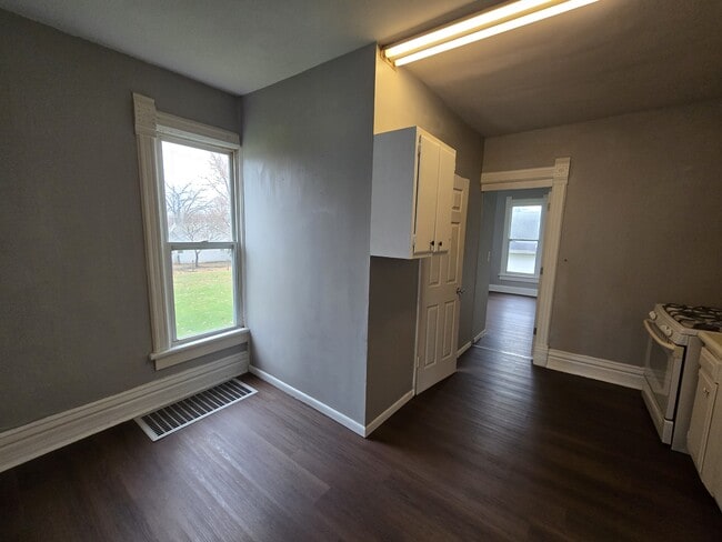 Building Photo - 949 13th St