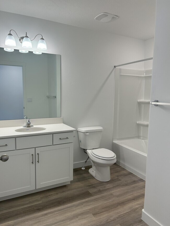 Building Photo - 613 N Pear Dr