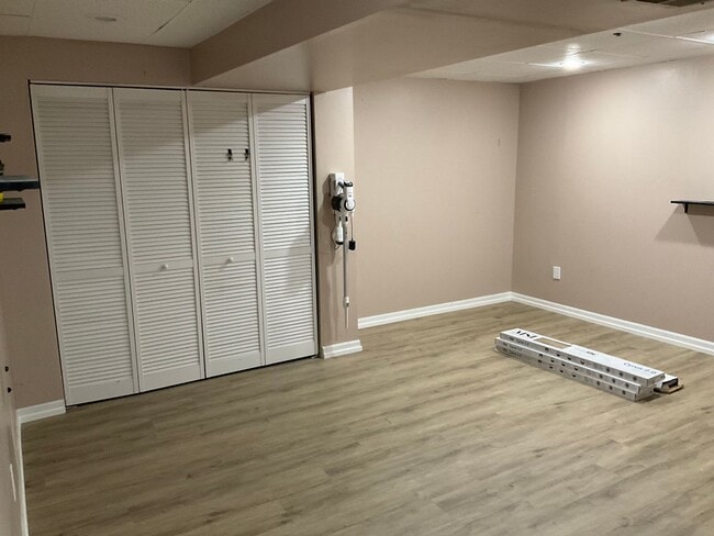 Building Photo - Large 3 Bedroom 2.5 bath townhome with additional finished room.