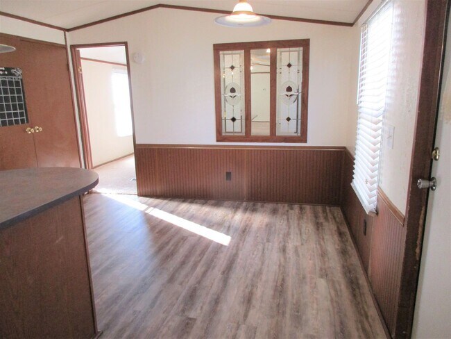 Building Photo - Super Cute & Clean!