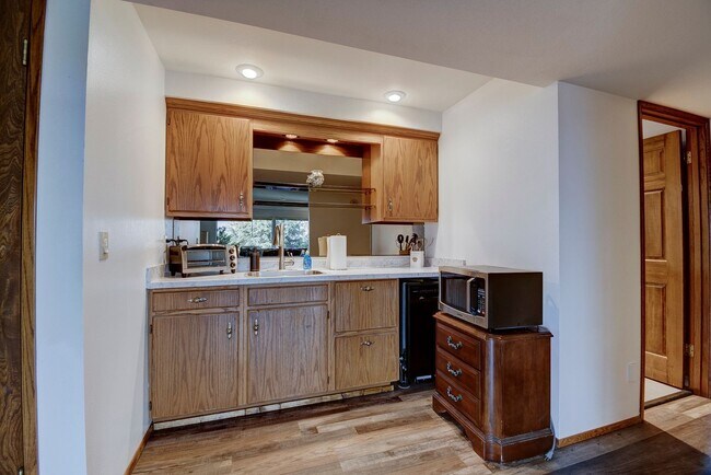 Building Photo - 3 Bedroom 2.5 bathroom spacious home with views of marina and downtown Oak Harbor