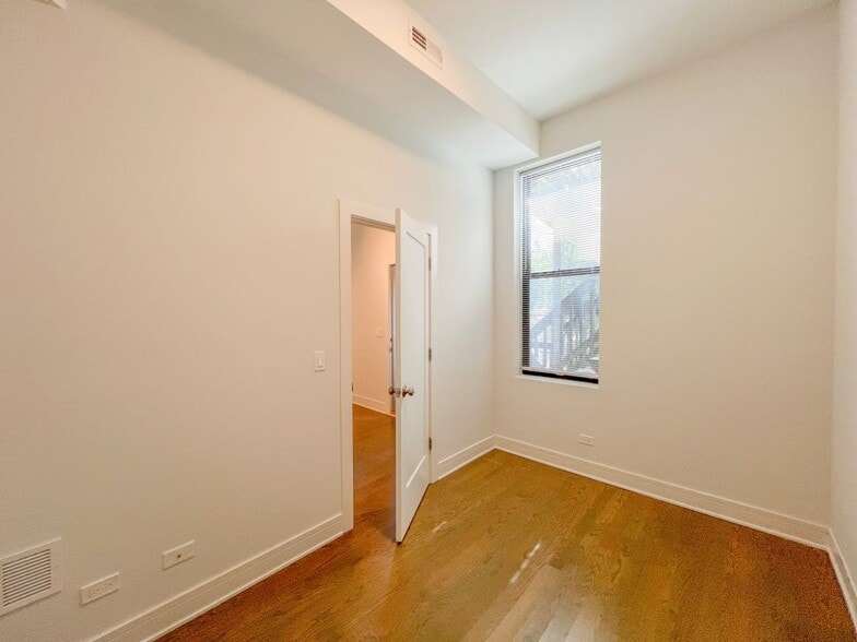 Building Photo - 951 W Armitage Ave
