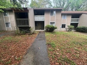 Building Photo - Newly renovated FIRST floor 2/2 - Will go fast