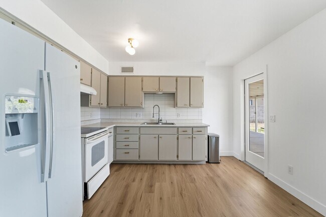 Building Photo - Discover this beautifully renovated 3-bedroom, 2-bath home in Mesa, AZ!
