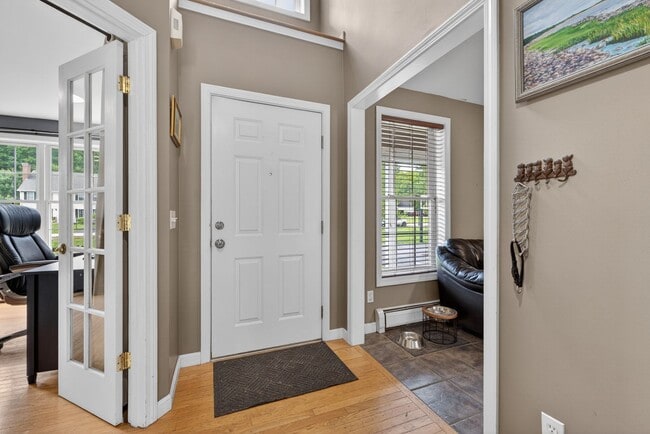 Building Photo - Spacious Stratham Home | Semi-In Ground Pool | Finished Basement | AVAILABLE AUGUST 1st