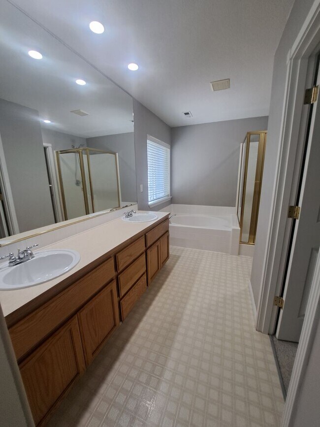 Building Photo - Beautiful setting 4 bedroom A/C Available Now