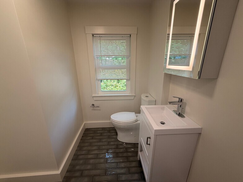 Building Photo - 40 Gibson St