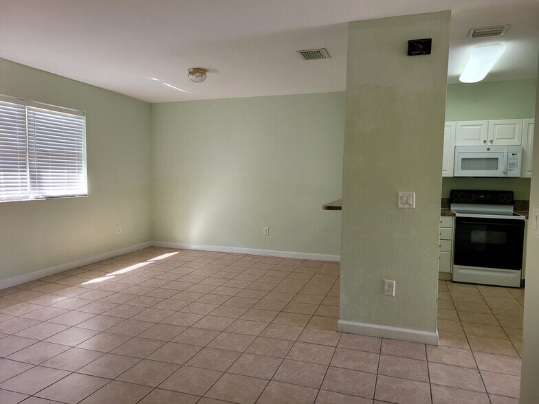 dining room - 3365 NE 14th Dr