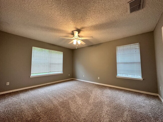 Building Photo - Beautiful 3 bedroom, two bath home off CR 220