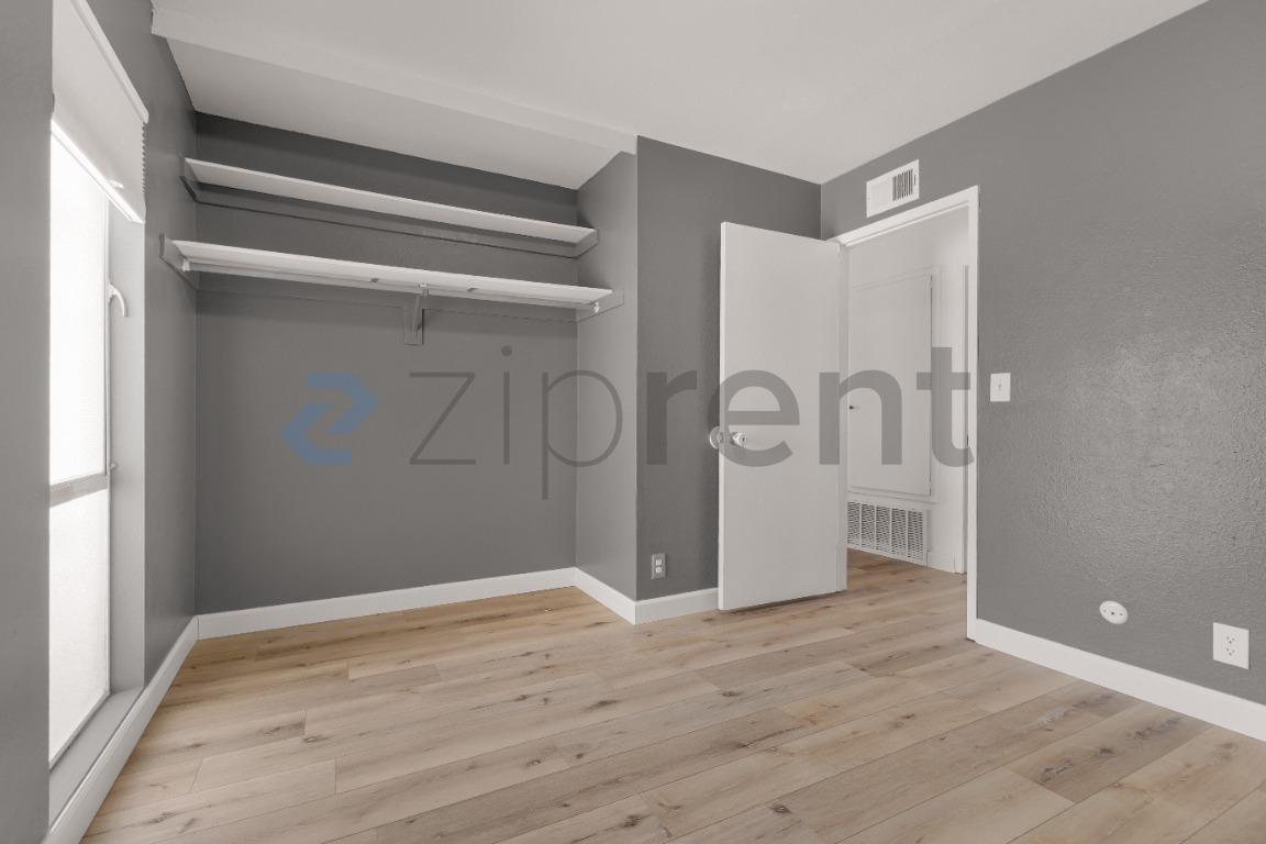 Building Photo - Unit