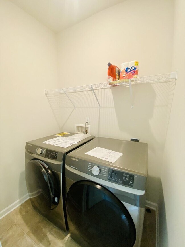 Building Photo - Stylish 3 Bed Townhouse with Granite Countertops and Hardwood Floors in Charlotte!
