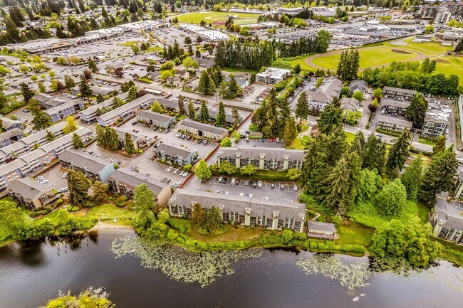 Building Photo - 2 Bedroom 1 Bathroom Lakeside Unit!