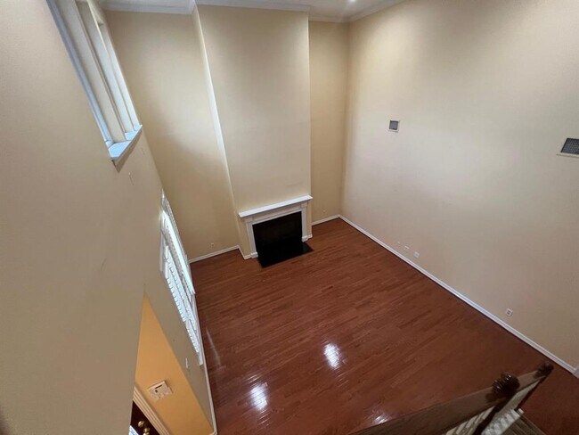 Building Photo - 1155 Enclave Square E