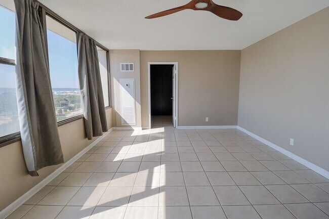 Building Photo - 410 W 7th St