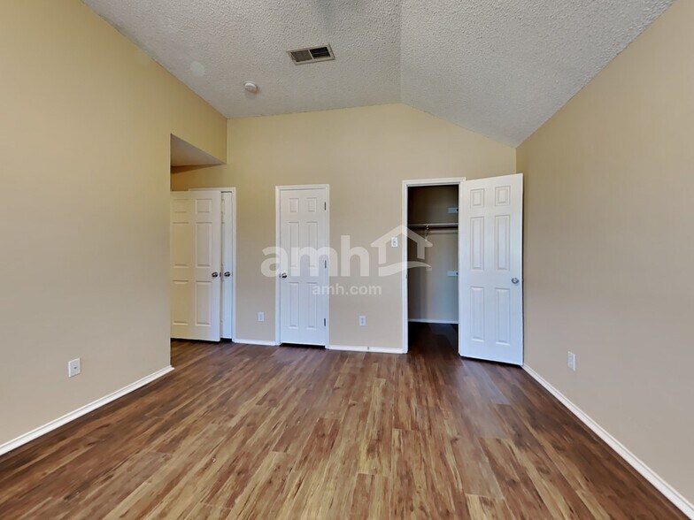 Building Photo - 2101 Flamingo Dr