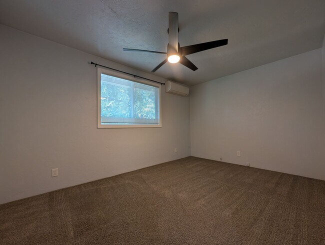 Building Photo - 1044 Q St