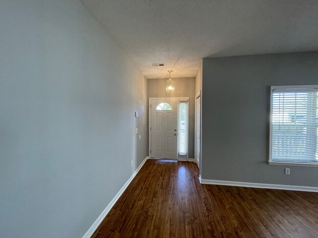 Building Photo - 3 bedroom, 2 bathroom home with 2-car gara...