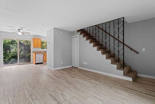 Building Photo - Spacious 2bed/1bath townhome