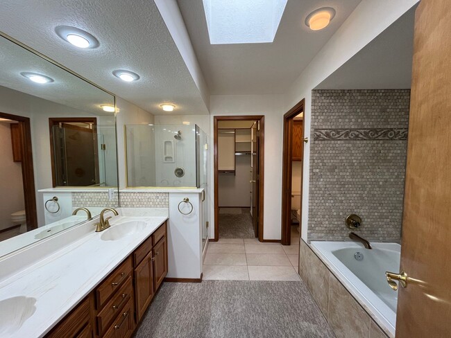 Building Photo - Nice 3 Bedroom 2 Bathroom Home Located In ...