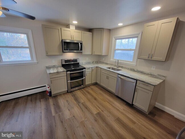 Building Photo - 2207 E Huntington Dr