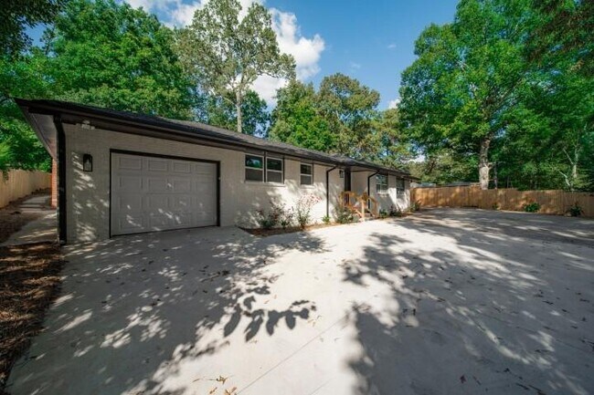 Building Photo - 3154 N Druid Hills Rd