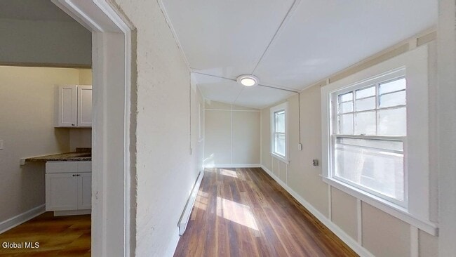 Building Photo - 566 Park Ave