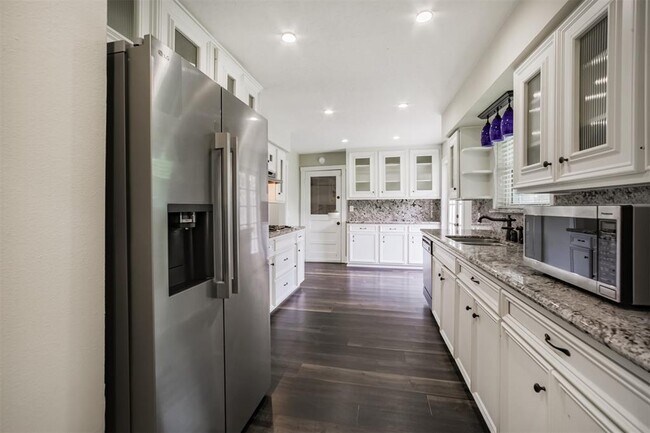 Building Photo - 4924 Mimosa Dr