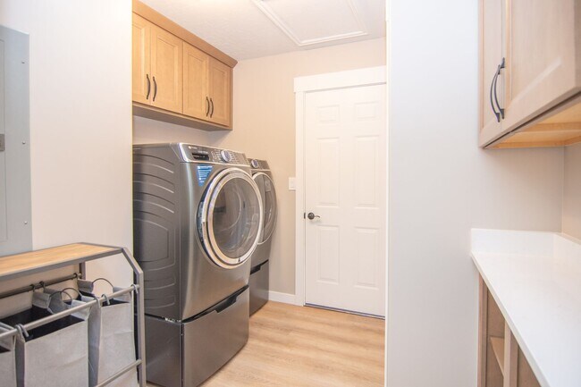 Building Photo - Bountiful Home w/ 2 Car Garage, EV Charger, & Updated Remodeling