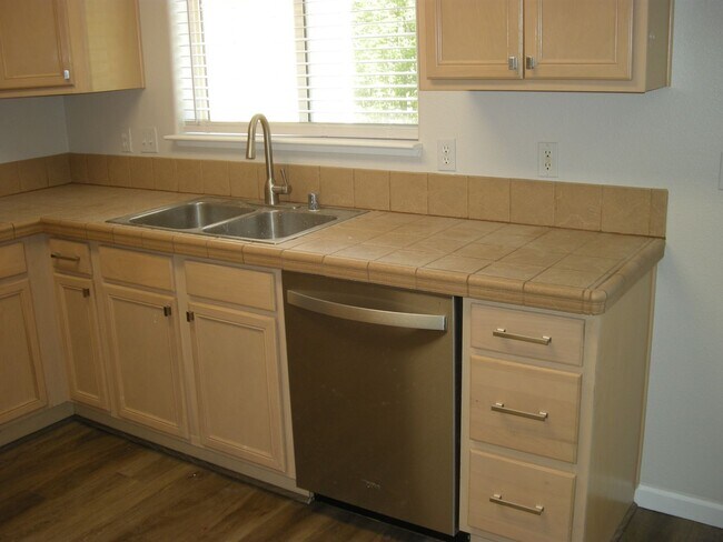 Building Photo - Two Bedroom, Two and a Half Bath Townhome ...