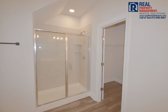 Building Photo - Gorgeous 4 bd home with attached garage! Neighborhood Pool!