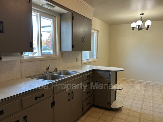 Building Photo - 1835 Broadmoor Dr