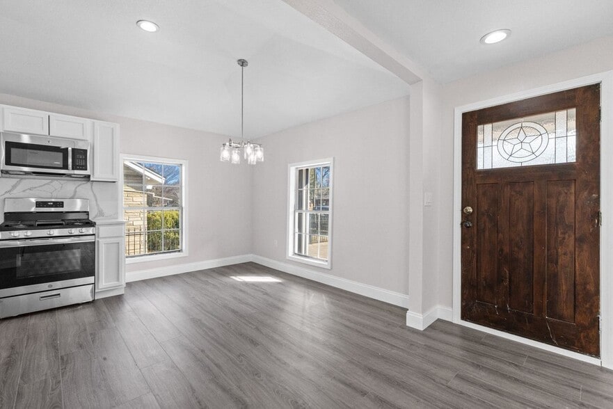 Building Photo - 2435 Sharon St