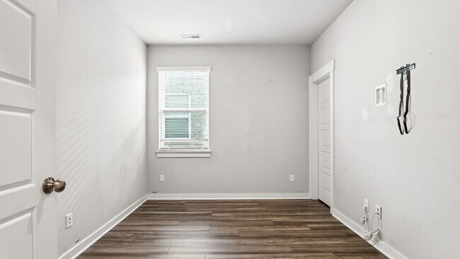 Building Photo - Limited-time offer: Reduced security deposit for well-qualified applicants. Spacious 4BR/3BA home...