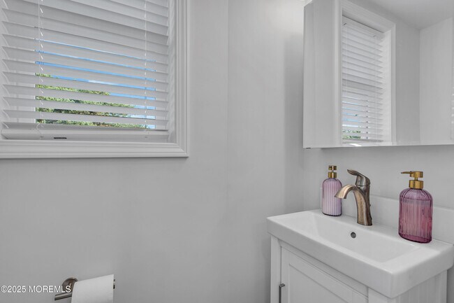 Building Photo - 101 W Cove Way