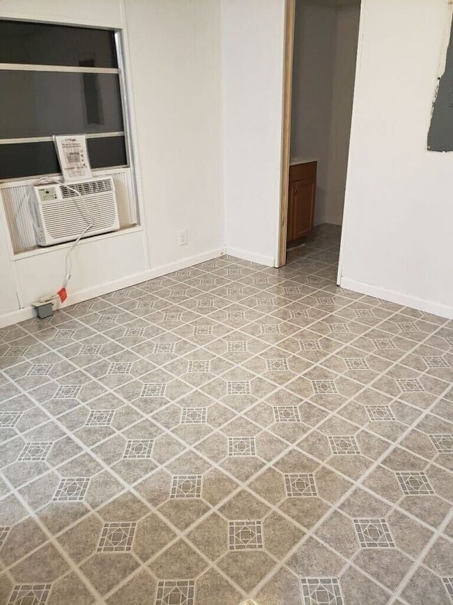 Building Photo - SECTION 8 VOUCHER HOLDERS APPLY NOW! 2 Bed...