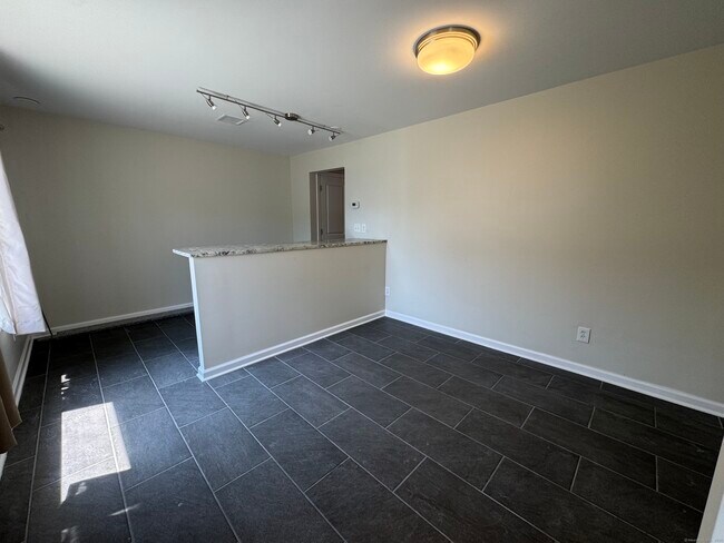 Building Photo - 466 Middletown Ave