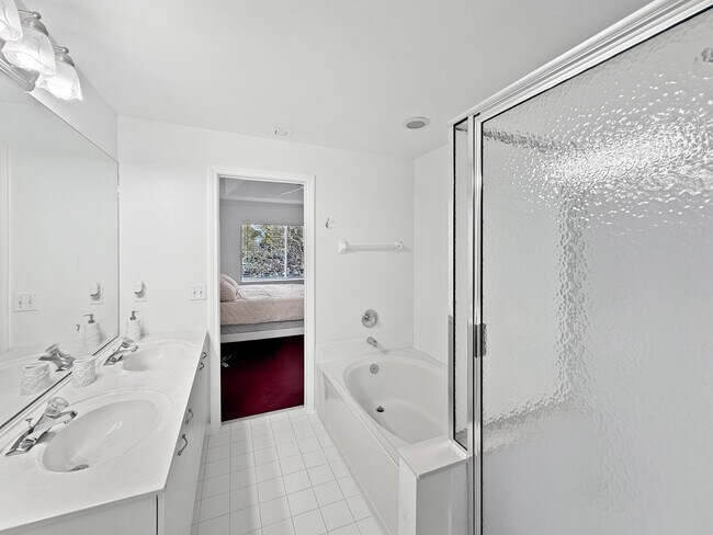 Building Photo - 4866 SW 32nd Terrace