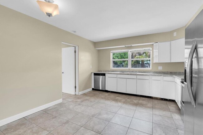 Building Photo - 333 72nd Ave