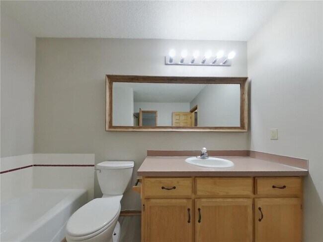 Building Photo - 2661 Oak Ridge Dr