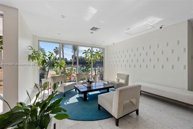 Building Photo - 9102 W Bay Harbor Dr