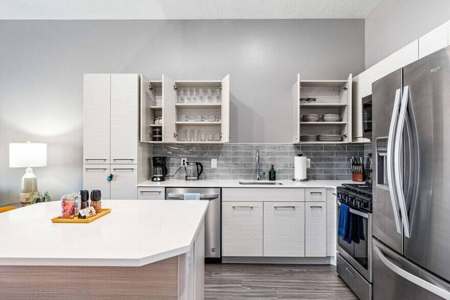 Building Photo - 380 S 400 E