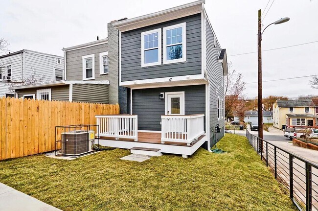 Building Photo - 4650 Hayes St NE