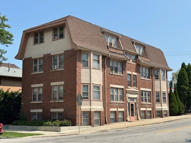 Building Photo - Freshly Renovated 2BR Garden Apartment Near UWM $1,350/mo – Heat Included
