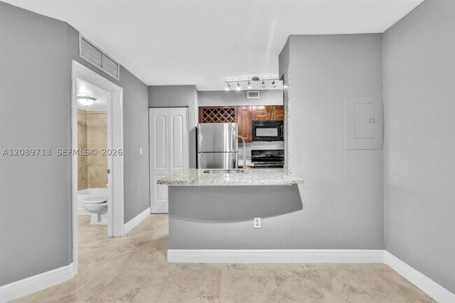 Building Photo - 2811 N Oakland Forest Dr