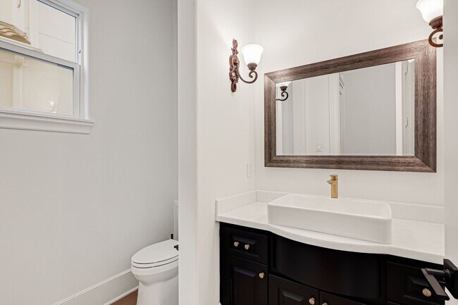 Building Photo - 2706 Tudor Manor